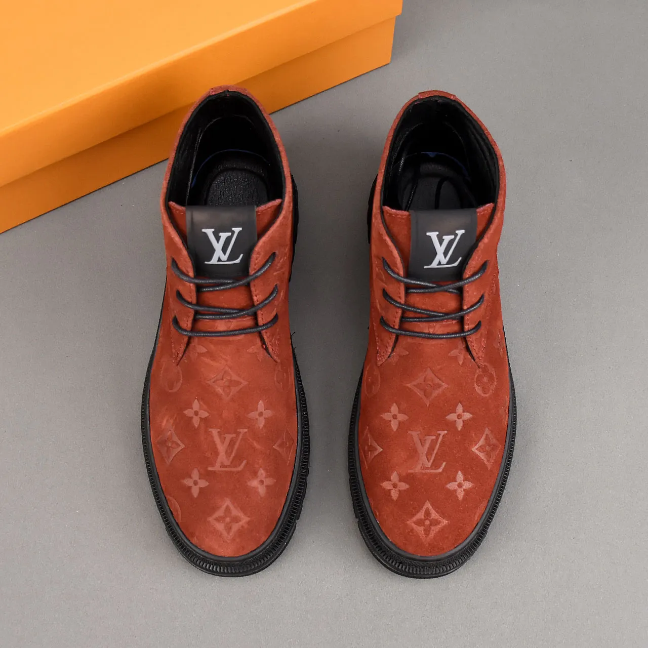 PP leather 230 gross 250👟👟👟LOUIS VUITTON LV donkey brand new thick-soled lace-up big-toe shoes men's casual shoes high-top short boots. These boots are made of waterproof nubuck to create a lightweight and comfortable shoe body. The trendy attitude of being both strong and soft makes it an everyday choice. ✔Upper: imported nubuck leather ✔Lining: sheepskin or wool ✔Outsole: molded outsole Size: 38-44